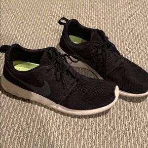 HP🎉NIKE Roshe Black shoe black swoosh men size 9